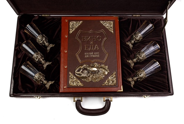 Книга "Вино и еда краткий курс для гурманов" в наборе с классическими лафитниками
